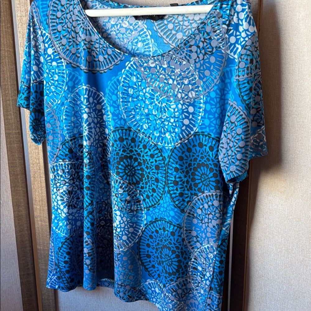 FINAL MARKDOWN Investments Blue and Gray medallion Patterned SS 
Top large